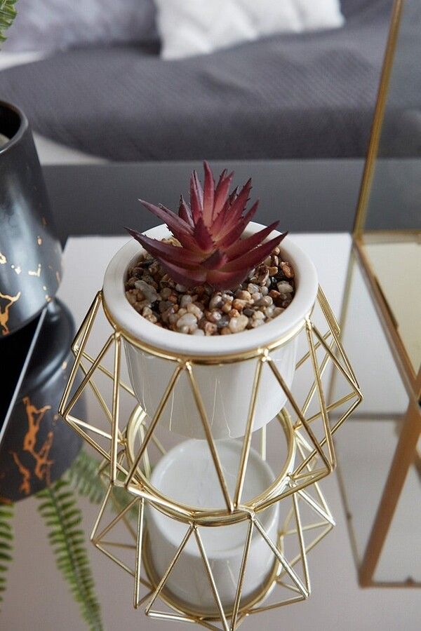 High Quality Metal Body Planter with Faux Plant