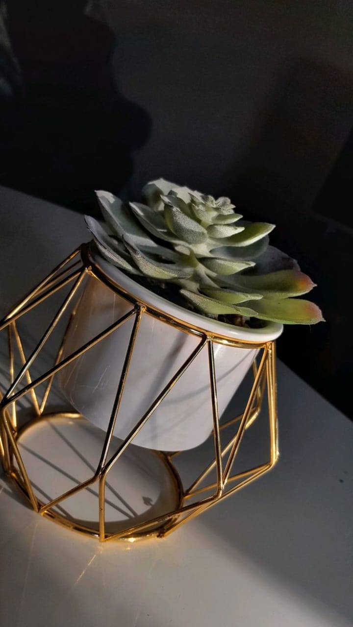 High Quality Metal Body Planter with Faux Plant